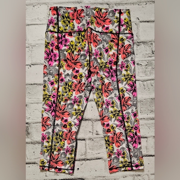 Victoria's Secret VSX Sport Colorful Floral Capris 18" Leggings - Picture 4 of 8